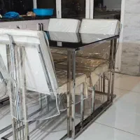 میز غذاخوری ۴ نفره بسیار تمیز در حد نو