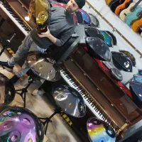 هنگ درام با صدای پیانو یی