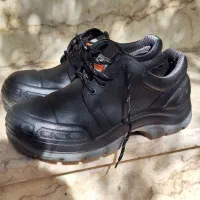 کفش کار و کفپایی دنا پلاس