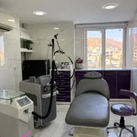 اپراتور لیزر موهای زائد خانم