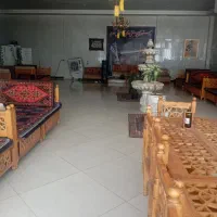 کارگر  برای تمیزی در رستوران