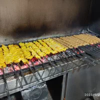 کارگر ساده وسط کار کمک آشپز برای کبابی