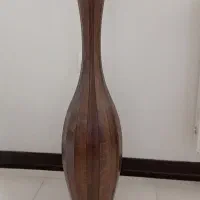 گلدان چوبی کنار سالنی