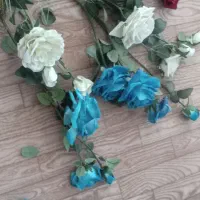 گلدان شیشه ای پایه بلند چند شاخه گل رز|گل مصنوعی|ملایر, |دیوار