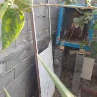 دوتا درب اهنی انباری دوتا پنجره و یه کم درب چوبی