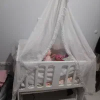 کریر و گهواره کنار تخت مادر