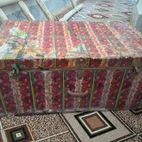 چمدان قدیمی وتوری پنجره