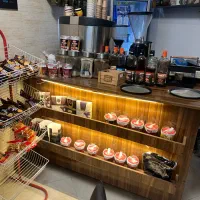 میز کار چوبی mdf و میز شیشه ای و ۴عدد صندلی