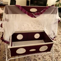 تخت گهواره ای کنار مادر