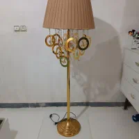 آباژور ایستاده