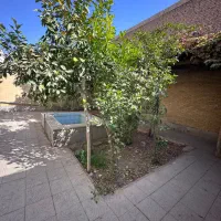 خانه همکف با حیاط دلباز