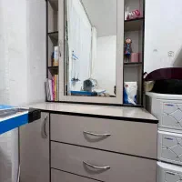 میز ارایش همراه با اینه و ۴کشو برای وسایل یا لباس