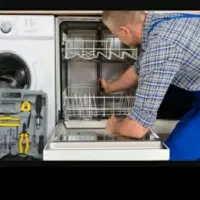 به یک شاگرد برای تعمیر لباسشویی اتومات