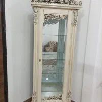 گنجه به همراه ظروف پذیرایی داخلش