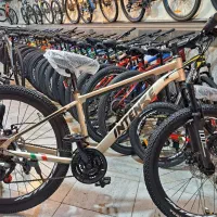 دوچرخه سفید سیاه