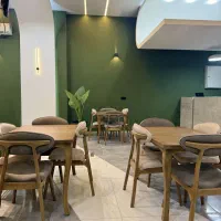 خانم برای منشی پشت سیستم حسابداری فست فود