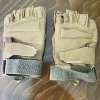 یک جفت دستکش کوهنوردی پیداشده