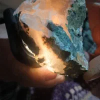 سنگ زیبا با رگه سفید رنگ