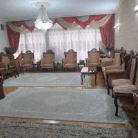 ۲ دست مبل ۹ نفره بسیار تمیز و میز جلو مبلی