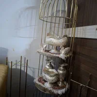 استند فلزی طلایی سه طبقه با دو جا گلدانی