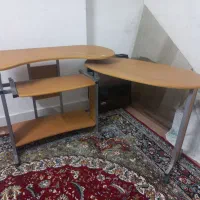 میز تحریر و کامپیوتر