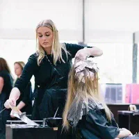 آرایشگری و پیرایشگری فوق حرفه ای زنانه و دخترانه