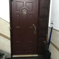 در دو لنگه ورودی آپارتمان