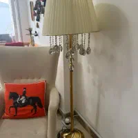 آباژور ایستاده