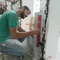 نیروی کار جوان منظبط برای نصب سرامیک اسلب
