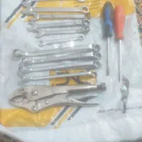 تعدادی اچار ویک عک عدد انبرقفلی وپیچ گوشتی