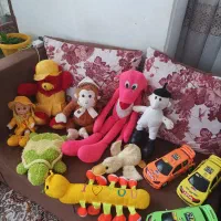 تعدادی عروسک واسباب بازی
