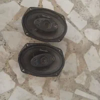قفل قدیمی.. صندلی چوبی. باند