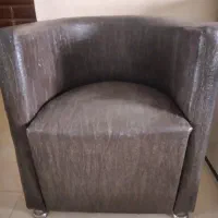 صندلی چرم قهوه ای
