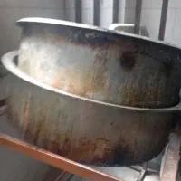 تعدادی وسایل قنادی به فروش می‌رسد