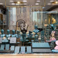 مانکن و دکور طلا و جواهرات