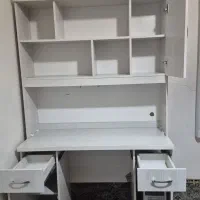 میز کامپیوتر با کتابخانه