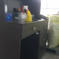 فروش میز فروشگاهی و روشویی کوچک.