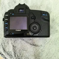 یک دستگاه دوربین کانن مدل EOS 5D