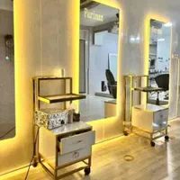 آینه و صندلی آرایشگاه سالن