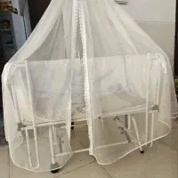 تخت کنار مادر