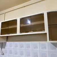 دو ردیف کابینت فلزی به همراه هود