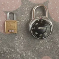 ۲تاقفل رمزی قدیمی با ۸تا وزنه قدیمی مثقالی طلا کِش