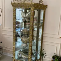 ویترین برنز برنجی و ساعت ایستاده