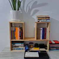 کتابخانه و نظم‌دهنده‌ی رومیزی چوبی