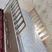 تخت یک نفره همراه با تشک سالم و تمیز