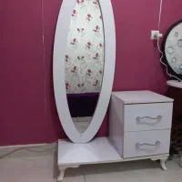 میز و ایینه قدی