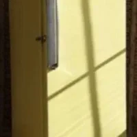 یخچال فرسوده و خراب درب منزل