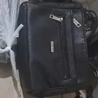 یکعدد کیف زنانه و یک جفت کفش پیداشده