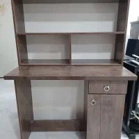 میز مطالعه و کتابخانه