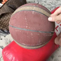 توپ بسکتبال مولتن رنگش رفته ولی چرمش هست